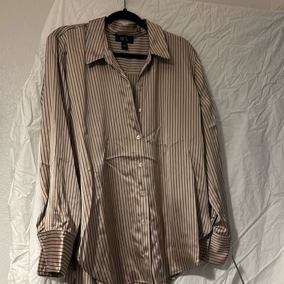 Woman’s blouse , fits beautifully longer in the back - Picture 1 of 4